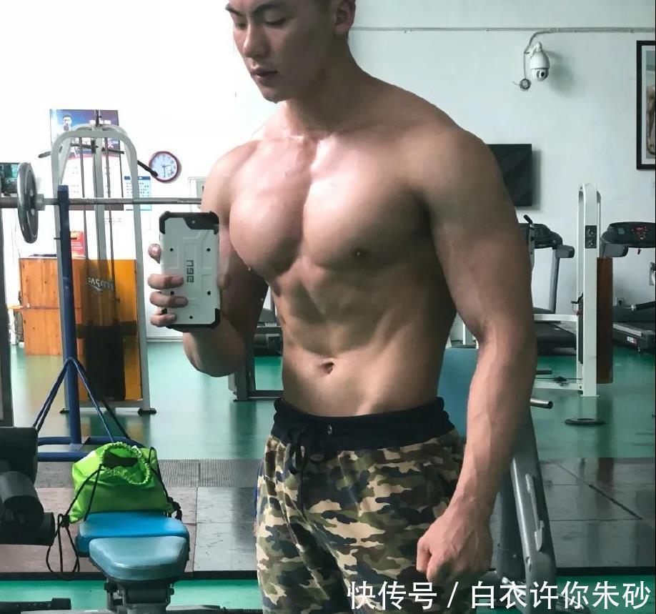 小哥|寸头肌肉小哥,公狗腰猛男腿,能亲吻自己的胸肌,是不是你的菜