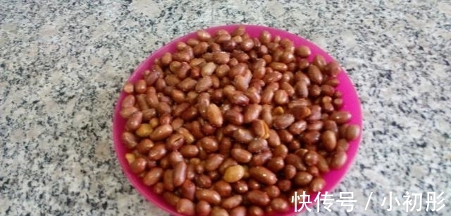 浸泡|炸花生米时,千万别直接下锅炸,多做这一步,花生放3天都嘎嘣脆