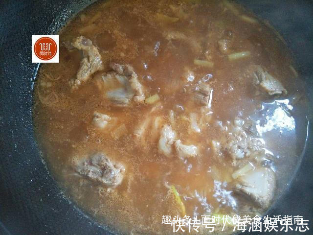 这样烧排骨,做法简单味道超好,色泽比饭店的都要好看!
