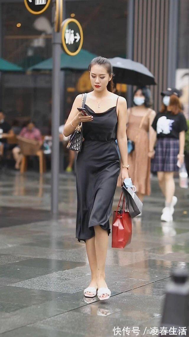 高挑 气质辣妈,一袭黑色吊带裙,高挑美丽有魅力