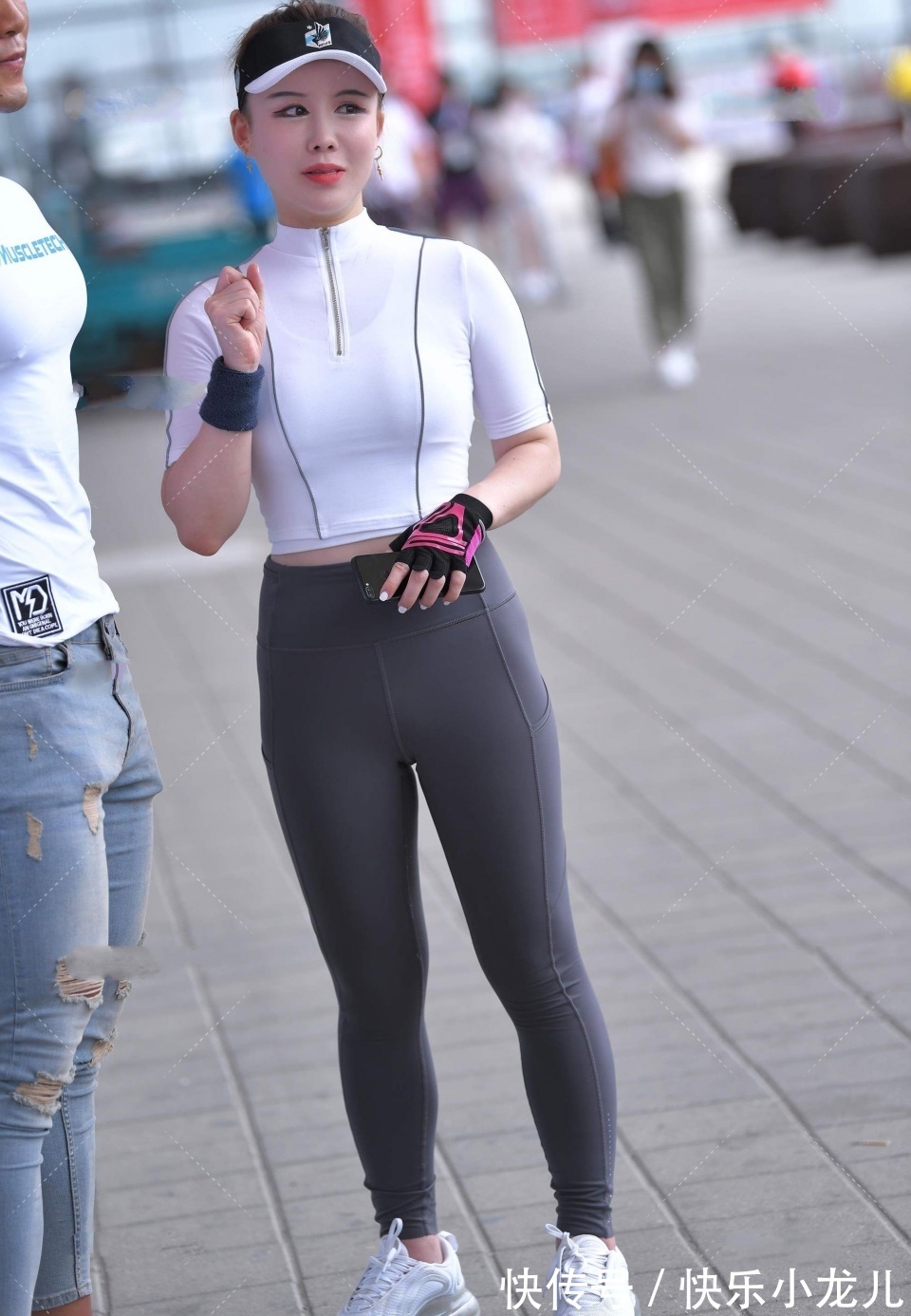 灰白色|小姐姐整体是灰白色穿搭,白色运动上衣加上打底裤,看上去可爱美丽
