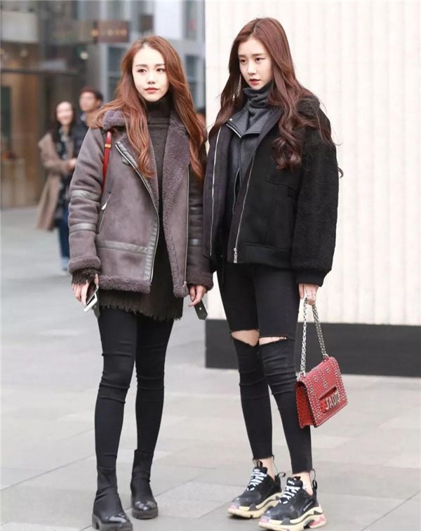 街拍:小美女如此搭配,魅力十足,真是惊艳众人