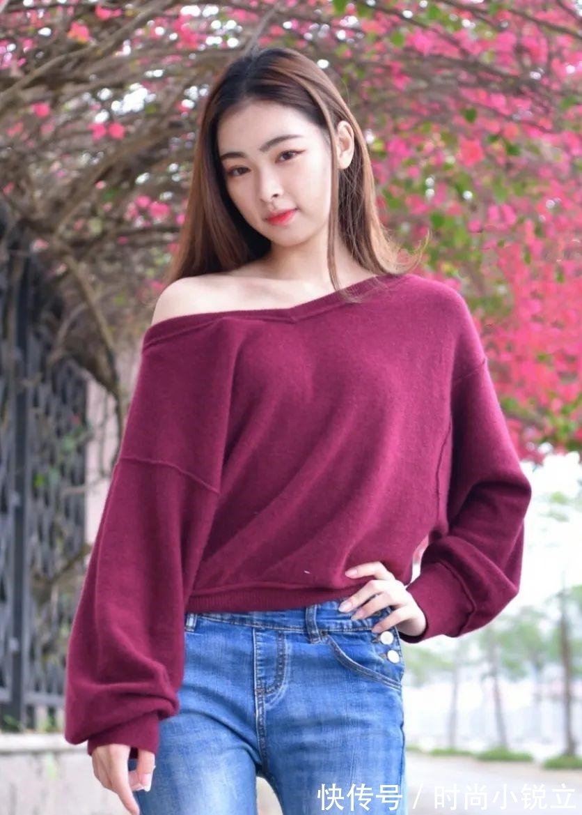 紧身裤|比花还美的小姐姐,紧身牛仔裤让她足够出彩