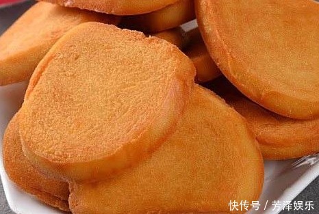炸馒头片时，直接下锅炸就错了，这么做，香脆不油腻，一点不费油