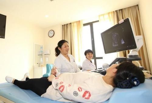 产科医生|医生让产妇准备“刀纸”,产妇嫌糙偷换“卫生纸”,遭医生斥责