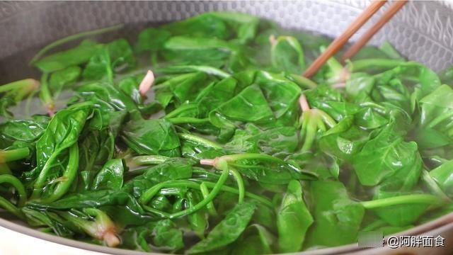 人造肉炒菠菜，想不到这么好吃，做法简单又快速，吃1次就忘不了