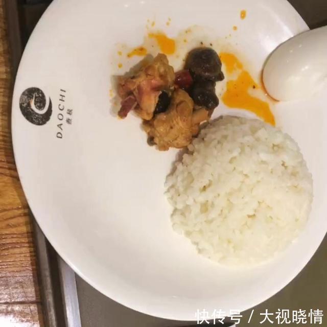 香菇鸡肉饭|肉眼可见？重庆一男子机场吃饭，点了份香菇鸡肉饭，拿到后看呆了