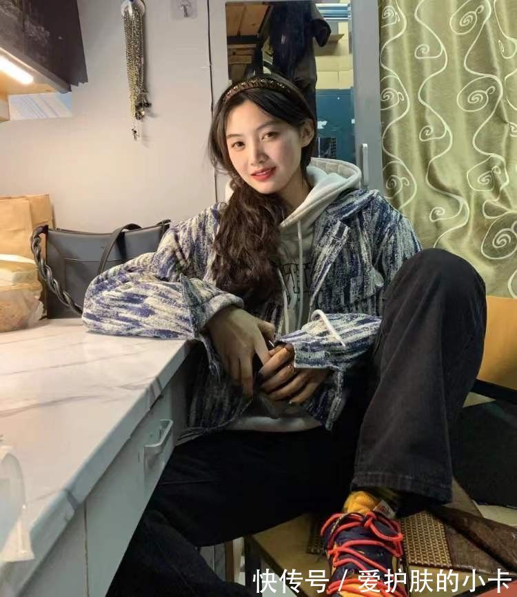 牛仔外套果然够经典,选对款穿得高级又吸睛,搭配半裙时髦洋气