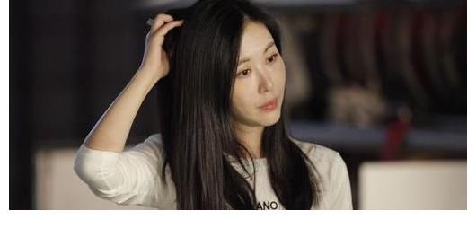 70歲王石與嬌妻罕見(jiàn)同框，田樸珺皮膚超嫩似少女，夫妻依偎像爺孫