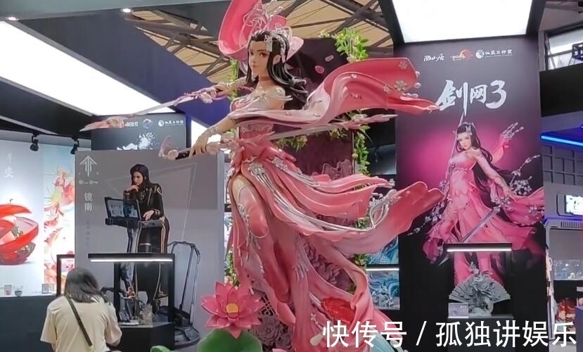 剑网三|洛天依等身手办让宅男疯狂,高开叉旗袍侧漏白丝,为啥能看到肚脐