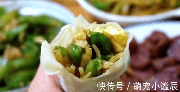 青椒炒鸡蛋|一家四口的晚餐只用炒三个菜，有荤有素简单易做，在家吃饭就是香