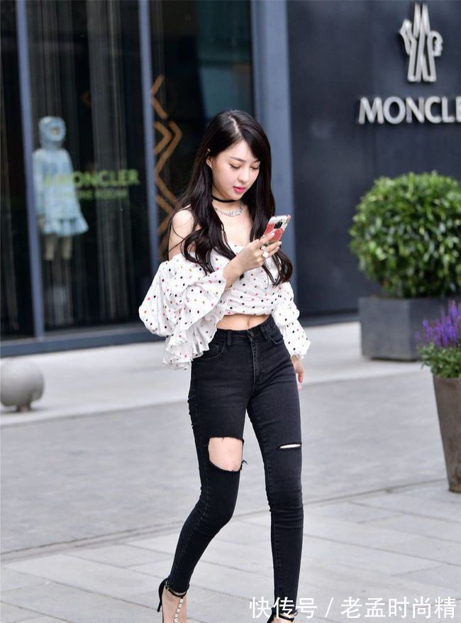 牛仔裤 小姐姐们的身材都真好,长发飘飘搭配紧身牛仔裤,性感十足