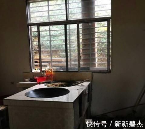 笑疯|农村爷爷独特别墅，真是“表里不一”，外面高大上，里面估计笑疯