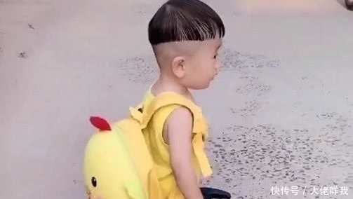 调皮|2岁娃被亲妈“赶出”门,一脸淡定自若,网友我穿尿不湿的怕谁