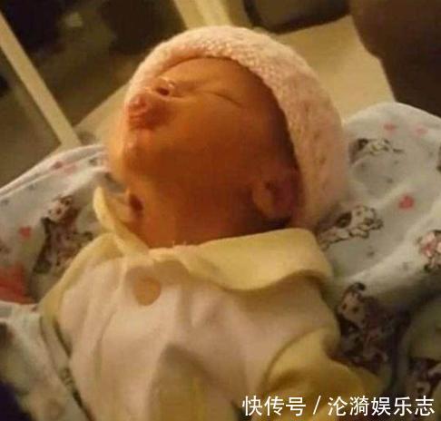 妈妈|正在熟睡的男婴被宝妈亲了一下，宝宝的反应让人暖心