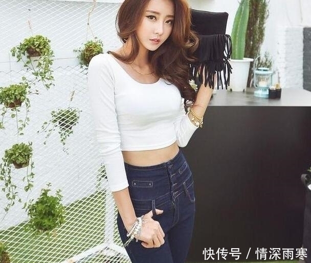 时尚穿搭：紧身牛仔裤展现女神气质，显瘦好搭配！