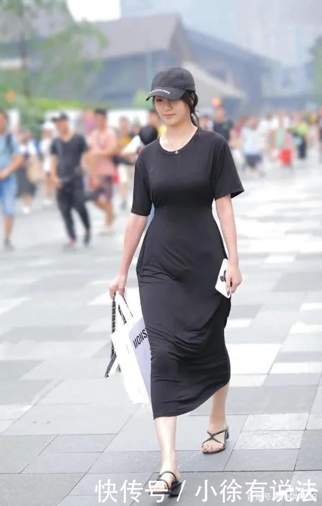 黑色丝绵长裙温柔大气,光感调节质感十足,这样搭配太靓了