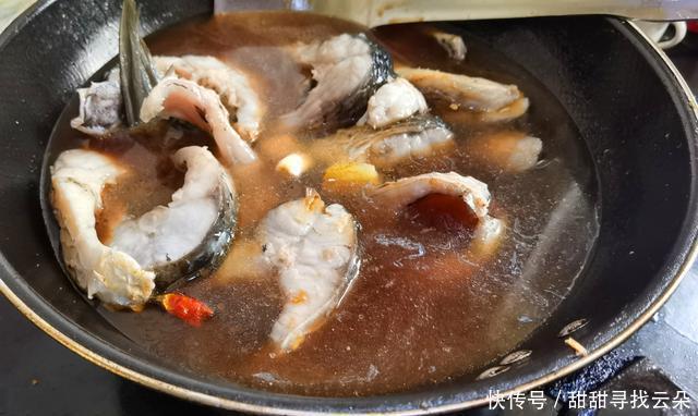蒜瓣|草鱼红烧前加上“这1步”,鲜香又入味,鱼肉似蒜瓣