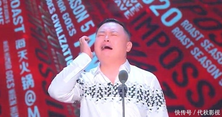 给郭德纲丢脸!德云社秦霄贤被扒出,竟然也在舞台上用提词器演出