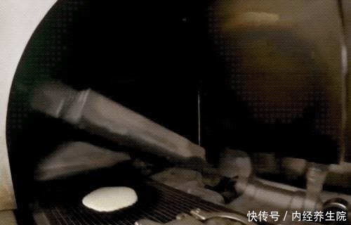 有格纹的冰淇淋蛋筒,是怎么在流水线上做出来的