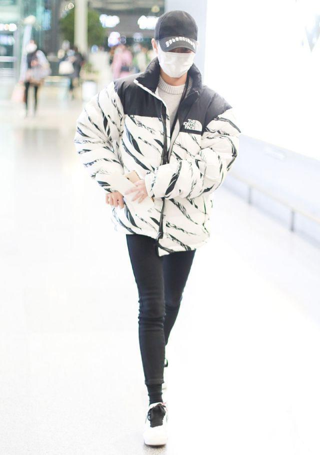 着一双漂亮|何超莲穿条纹羽绒服搭无痕裤, 一双筷子腿太迷人, 运动时尚又健美