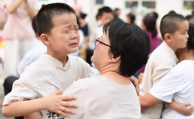 父母|孩子有这3种举动,说明孩子“情商低”,父母早纠正还来得及