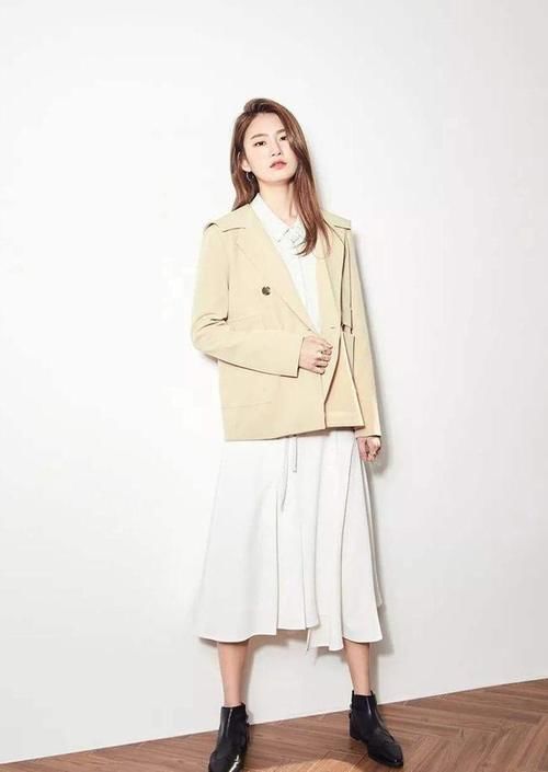 外套+裙子，大衣+阔腿裤，这三组CP显瘦又时髦，非常适合微胖女生