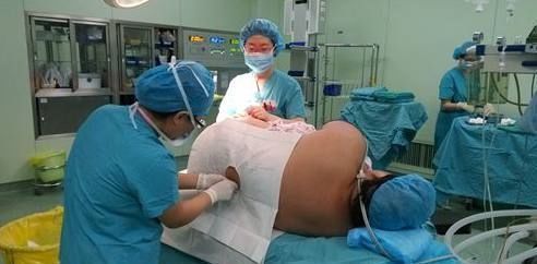 产房|超重产妇产房四道难关后,生下82斤巨婴,手术刀口全是油