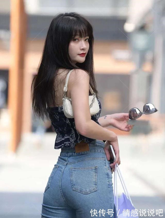 高跟鞋 穿着时髦的美女、高腰牛仔裤、高个子美女和美丽美女!