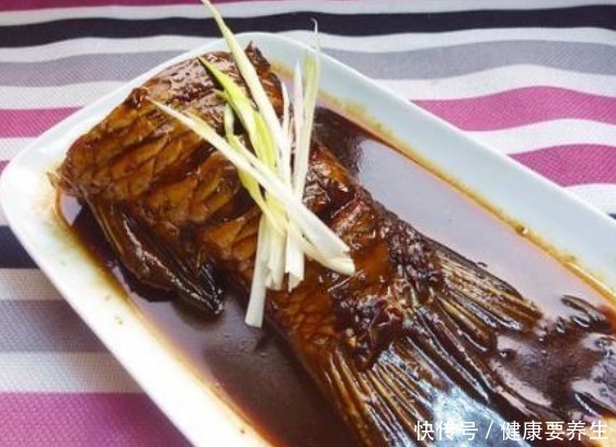 鱼肚子上面|一个人的“性格”如何,看他吃鱼时第一筷子夹哪里,就明白了