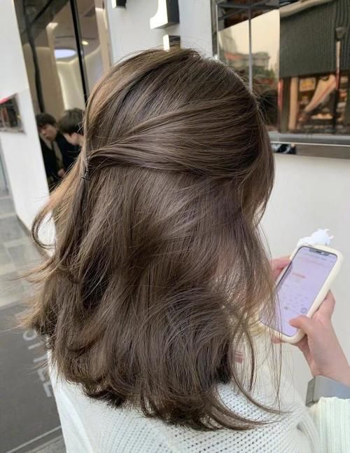 秋冬染发什么颜色更好看?2020流行这几种颜色,时髦又潮酷