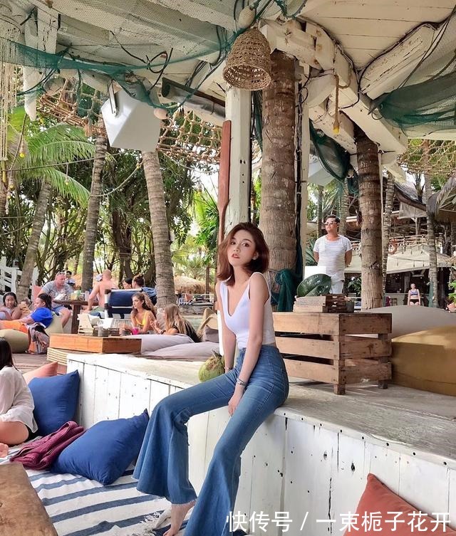 白背心 谁说“喇叭裤”没人穿搭配初恋白背心,显瘦又显高,复古还性感