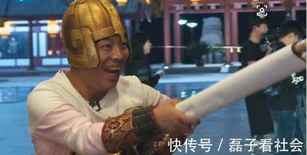 导演|张艺兴首次上《奔跑吧》，跑男团集体做了这件事，导演急了：把衣服穿上