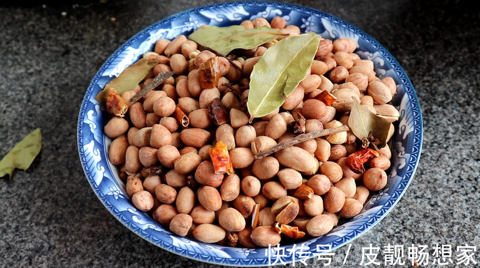 花生米别油炸着吃了,教你一个特色小吃做法,香酥脆爽,下酒必备