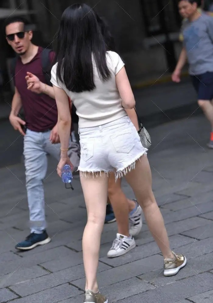 穿搭|白衬衣温柔可爱，短裤毛边设计休闲时尚，浅色穿搭十分甜美