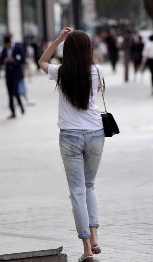 别致的破洞牛仔裤，穿出个性的唯美，美的时尚有格调