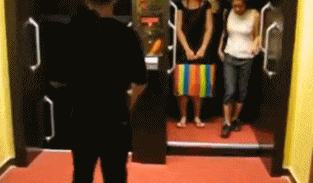 |搞笑GIF:不好意思打扰一下,请问你们是要组团去搞笑吗?