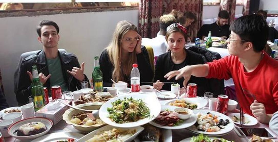 英国人到中国餐厅吃饭,嫌中国人点菜少,等菜上齐后却尴尬了
