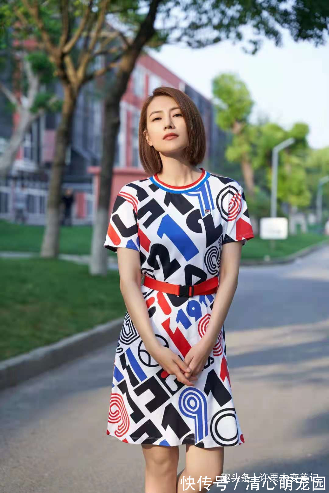 烫卷发 女人过了45岁尽量别留长发、烫卷发!推荐这5款发型,太减龄