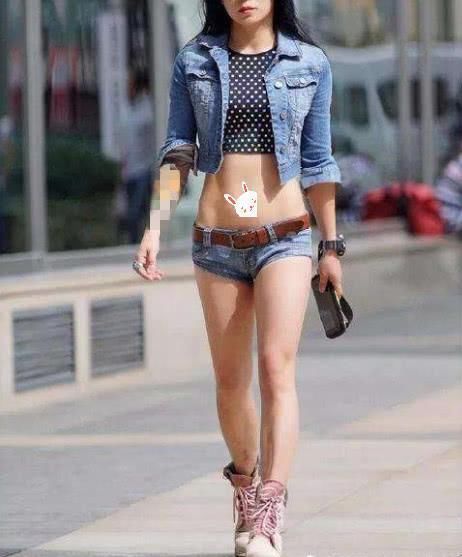 “碎花”魅力不可挡,清新感觉扫走夏日的烦闷,轻熟风格更迷人