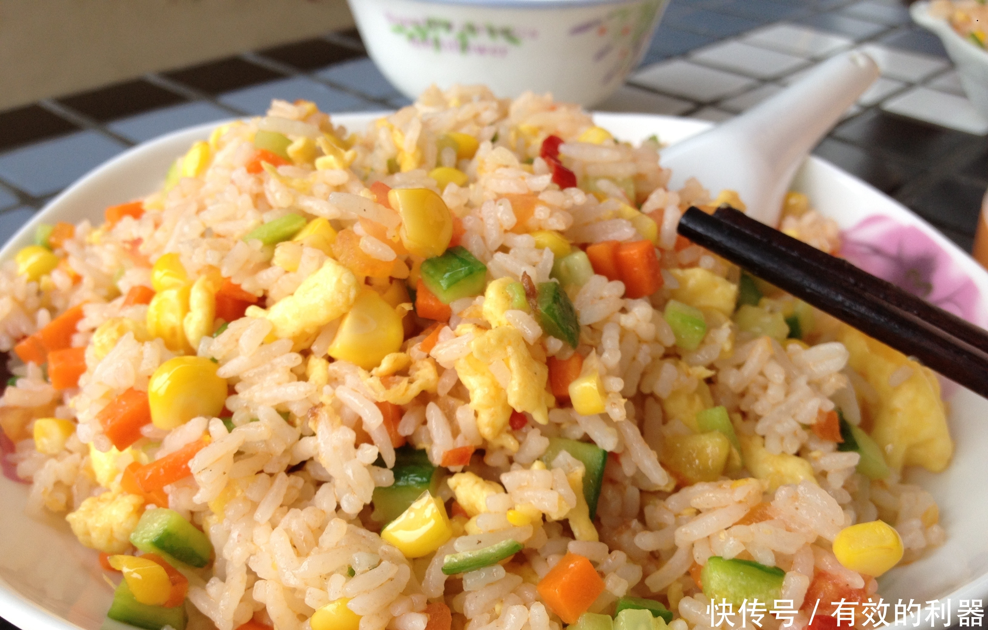 吃剩|家里的有吃剩的米饭,千万不要浪费倒掉。教您做成美味的夜宵!