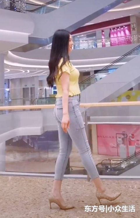 牛仔裤|街拍牛仔裤搭高跟鞋也很美,感觉堪称“象牙腿”
