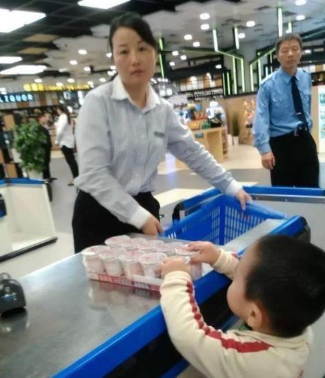 墨菲定理|男孩在零食店乱摸食物,店员一句话禁止,妈妈:别凶我们孩子