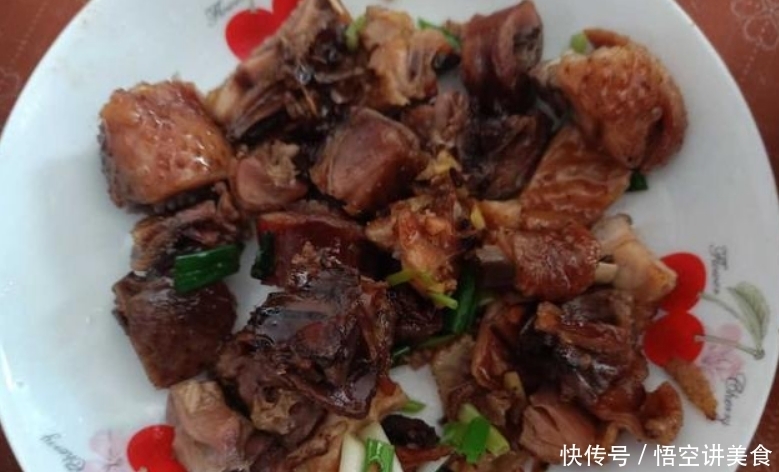 去舅舅家拜年，他做了一桌好吃的招待我们，这样的菜系你喜欢吗？