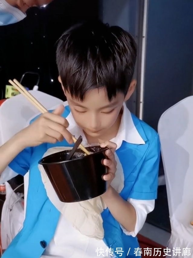 主持人|曹颖晒儿子当主持人的照片,长得眉清目秀,工作十几个小时强度高