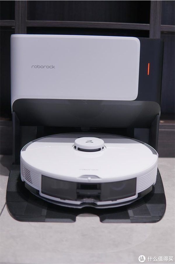 地板|地板脏了？不要犹豫，你的房间还缺一台扫地机器人！全网第一个用八宝粥做测试的博主（是否翻车）