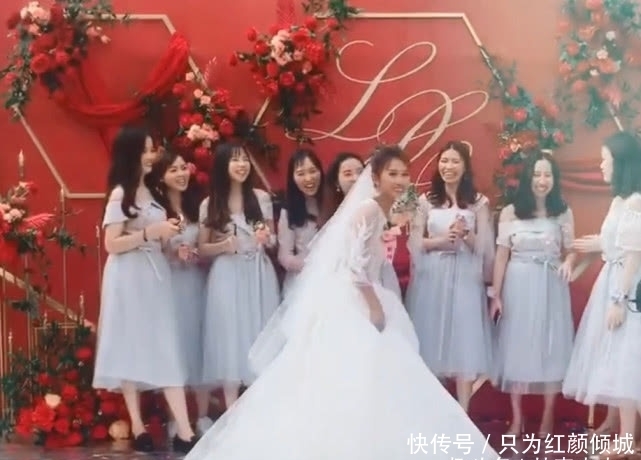 新娘仍手捧花,下一个动作令人愤怒,网友:其他闺蜜会吃醋的!