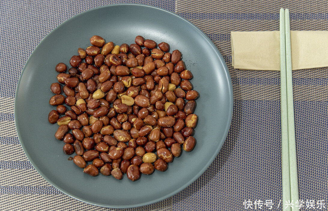 炸花生米,别只会加盐,多加一味料,花生更酥脆,放久了也不回软