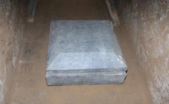上官婉儿墓出土,碑文6个字颠覆历史,专家:难怪李隆基要杀她