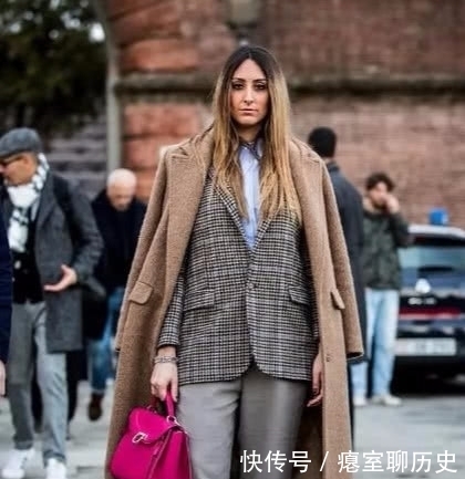大衣下面搭|真心赶时髦的女人,大衣里面少穿“卫衣”,落伍!看潮人搭配好美